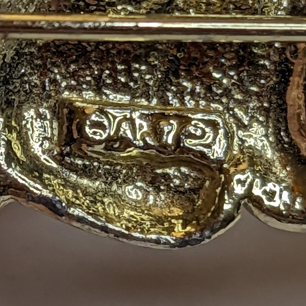 Collectible Vintage ART Signed Cat Trio Gold Tone Pin‎